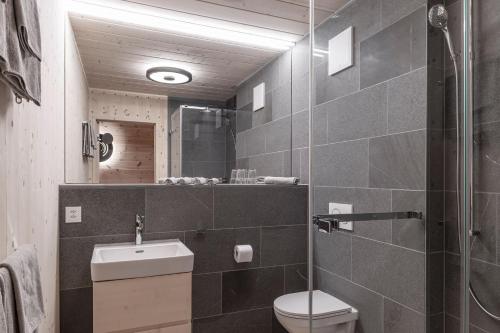 a bathroom with a toilet and a sink and a shower at Ferienwohnung Waldzauber Erleben 