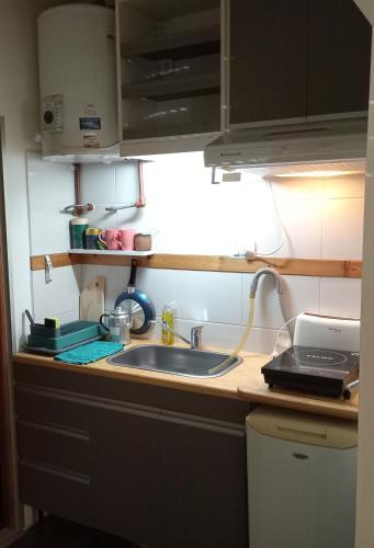 encimera de cocina con fregadero y microondas en (El departamento) en Pergamino