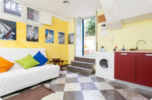 uma sala de estar com um sofá e uma máquina de lavar roupa em Case Calliope em Palermo