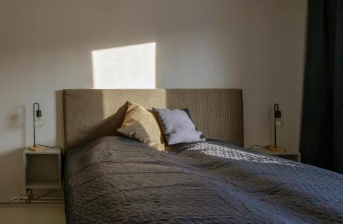 Una cama con dos almohadas encima en un dormitorio. en Lugnt läge i centrala Rättvik, en Rättvik