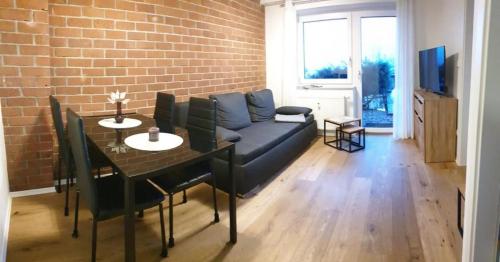 uma sala de estar com um sofá e uma mesa em Traumhaftes Apartment mit Exclusiver Ausstattung + WLAN gratis em Schöfweg