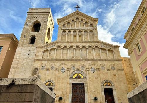 une grande église avec une tour et un clocher dans l'établissement Cagliari Novecento, à Cagliari