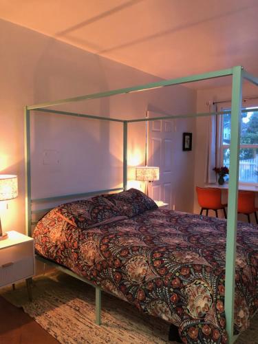 1 dormitorio con 1 cama con dosel en Cannery Row and Beach Tranquility, en Monterey