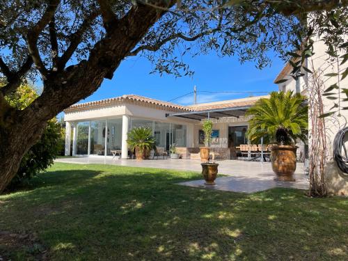 Photo de la galerie de l'établissement Luxueuse Villa Taha'a classée 5 Etoiles avec Piscine Chauffée pour 8 personnes - Le Beausset à 10 mn des Plages, au Beausset