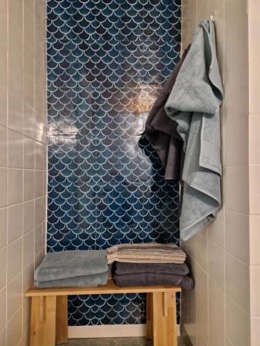 una doccia con tre asciugamani su uno scaffale in un bagno di Charming house in Kuusamo a Kuusamo