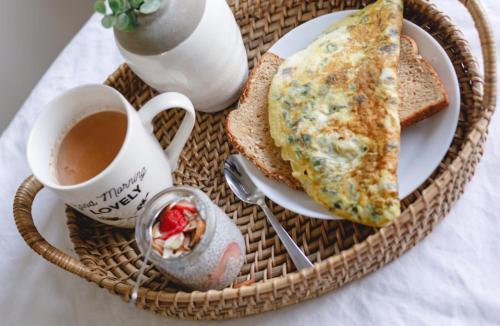 un plato de desayuno con tostadas y una taza de café en Haveli Zorawar, en Udaipur