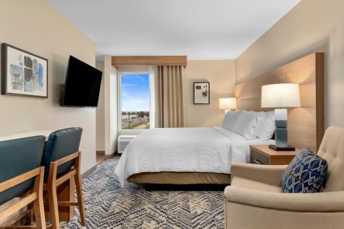 um quarto de hotel com uma cama e uma janela em Candlewood Suites Collingwood, an IHG Hotel em Collingwood