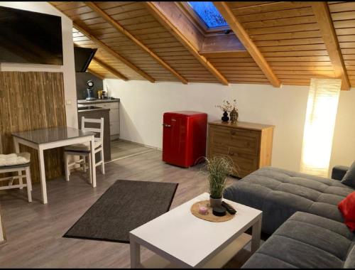 uma sala de estar com um sofá e uma mesa em Ferienwohnung Fischer in Rödental em Rödental