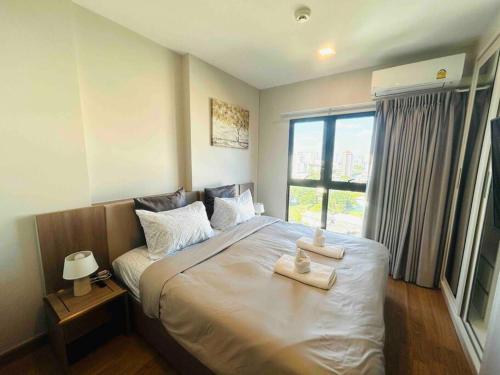 Un dormitorio con una cama con dos toallas encima. en Astra Sky River Luxury 1B1BCondo, en Chiang Mai