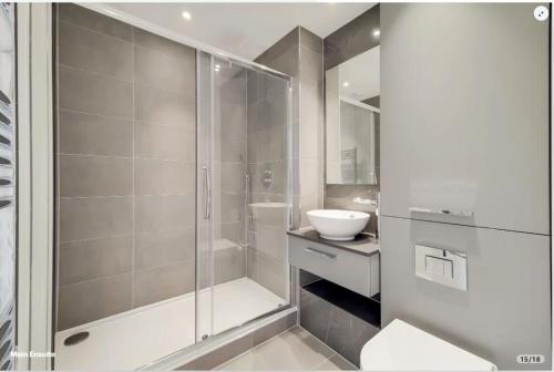 a bathroom with a shower and a toilet and a sink at ExCeL London-Exclusive 3 Bedroom in North Woolwich
