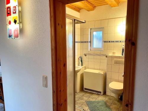 łazienka z toaletą i umywalką w obiekcie Ferienhäuser Liethmann Haus 4 W1 w mieście Timmendorfer Strand