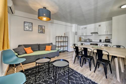 un salon avec un canapé, une table et des chaises dans l'établissement NOCNOC Le Capucin, à Marseille
