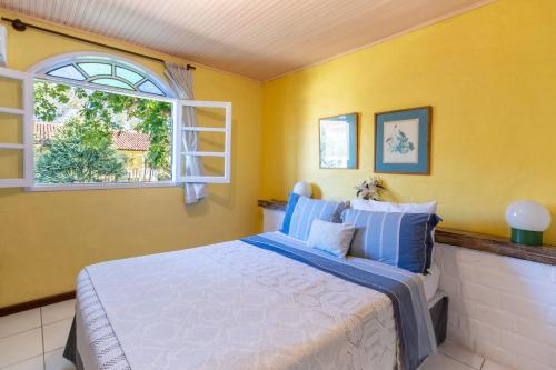 a bedroom with a bed and a window at Pousada dos Gravatás in Búzios