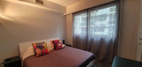 - une chambre avec un lit avec deux oreillers et une fenêtre dans l'établissement Beautiful Menton apartment Les Sablettes, à Menton