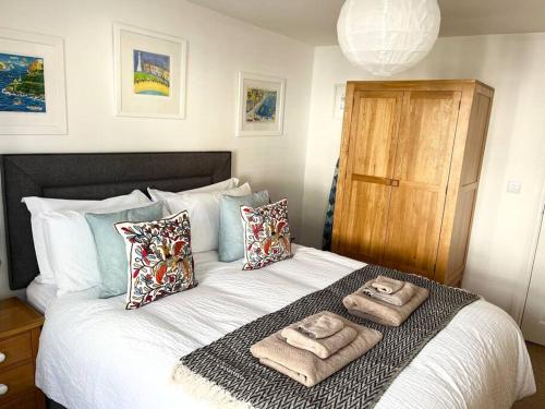 Un dormitorio con una cama con dos toallas encima. en 4 Porth Gwel, Sea View & Parking, en Falmouth