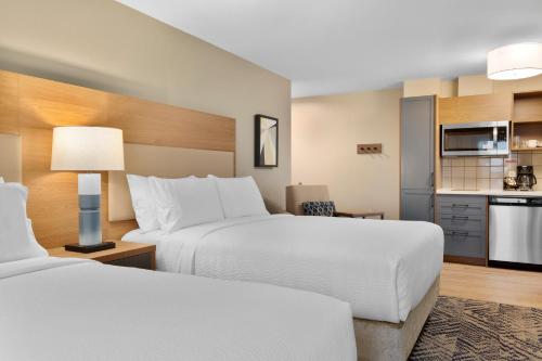 Säng eller sängar i ett rum på Candlewood Suites Collingwood, an IHG Hotel