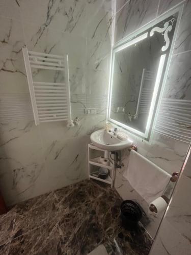 Ein Badezimmer in der Unterkunft Dar MAKTOUBE