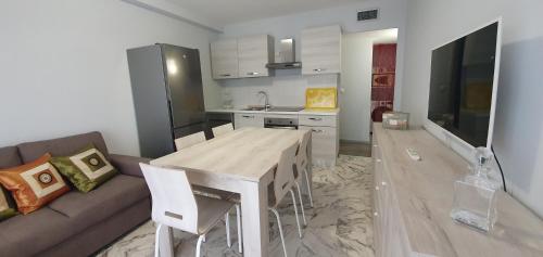 une cuisine et un salon avec une table et un canapé dans l'établissement Beautiful Menton apartment Les Sablettes, à Menton