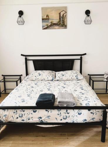 une chambre avec un lit avec des draps bleus et blancs dans l'établissement Superbe appartement classé 4 étoiles - le Boulou, au Boulou