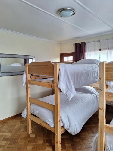 - une chambre avec 3 lits superposés dans un bateau dans l'établissement Casa Avenida Alemania, à Valparaíso