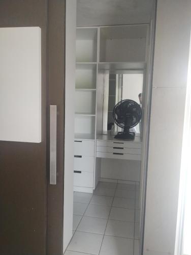 een kamer met een witte kast met een spiegel bij Pousada Claiô Suíte Estivas in Garanhuns