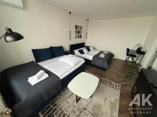 1 dormitorio con cama, sofá y mesa en Apartment Kuzmany, en Košice