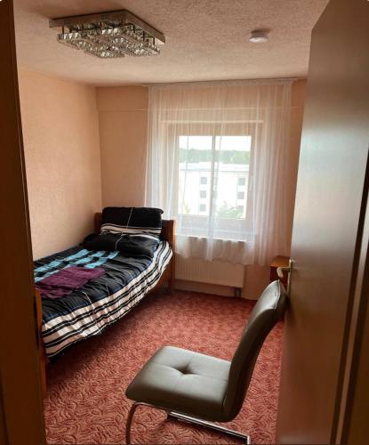 Pokój z łóżkiem, krzesłem i oknem w obiekcie Ganzes Haus in der Natur w mieście Lauingen