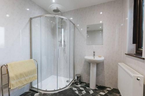 a bathroom with a shower and a sink at UNDERWOOD COTTAGE - Peaceful House in Kendal with views of Cumbria in Kendal