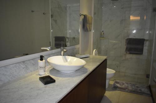 Un baño con lavabo y ducha. en Bolongo, Punta de Mita Nayarit, en Higuera Blanca