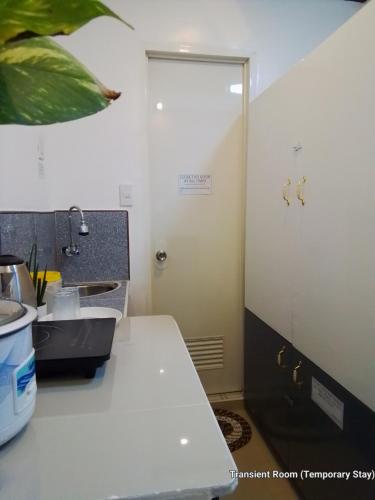 馬尼拉的住宿－Parayno's Residence，一间带水槽和淋浴的浴室