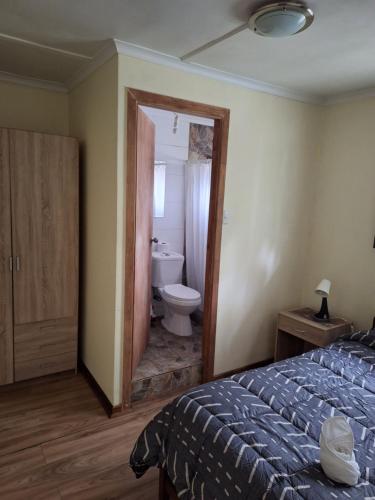 - une chambre avec un lit et une salle de bains avec des toilettes dans l'établissement Casa Avenida Alemania, à Valparaíso