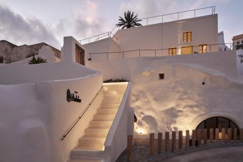 a white house with stairs in front of it at Maison Dalidaz in Vóthon