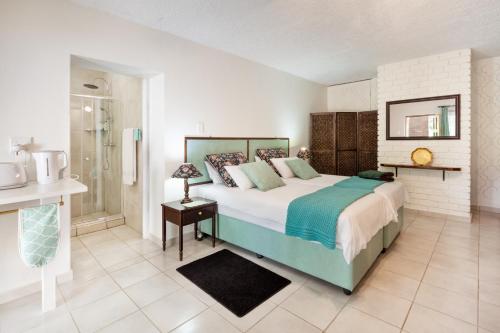 - une chambre avec un lit et une douche à l'italienne dans l'établissement Summer Place Guest House, à Port Edward
