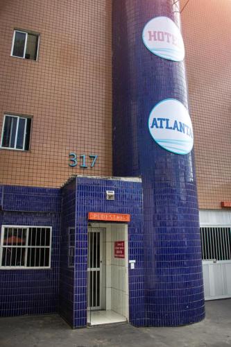 un edificio de ladrillo azul con una puerta delante en Hotel Atlanta, en Salvador