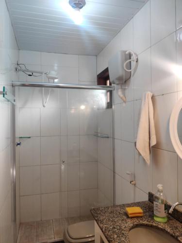 W łazience znajduje się prysznic, toaleta i umywalka. w obiekcie Casa Rota dos Vales w mieście Miguel Pereira