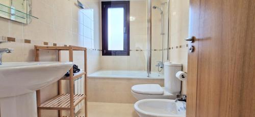 y baño con lavabo, aseo y ducha. en Apartamento I&F Colombres by Casas de Los Picos en Colombres