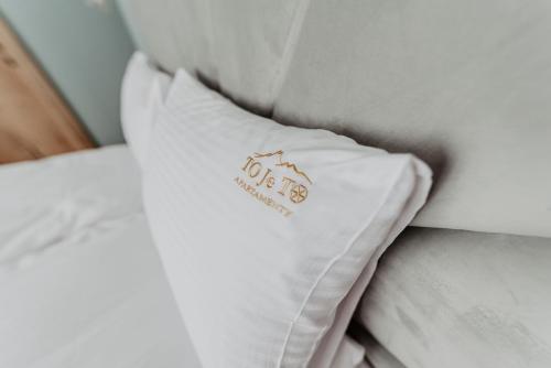 a pillow with a do not disturb sign on a bed at To Je To apartamenty in Maniowy