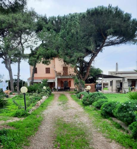 eine unbefestigte Straße vor einem Haus in der Unterkunft I Gerani Country House in Sorso