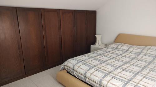 een slaapkamer met een bed en houten kasten bij IRIDEA COUNTRY in Potenza
