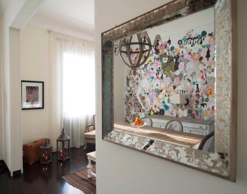 un espejo colgado en una pared en una sala de estar en San Pietro Arte in Suite, en Roma