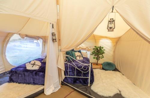 Giường trong phòng chung tại Stargazer Glamping UK The Mahal 8 People