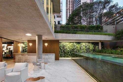 un patio al aire libre con piscina y un edificio en Float By Yoo en São Paulo