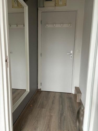 Afbeelding uit fotogalerij van Studio - Parking privé - Wifi - proche Nausicaa et plage in Le Portel