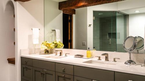 韋爾的住宿－Bergrose Lodge，一间带两个盥洗盆和大镜子的浴室