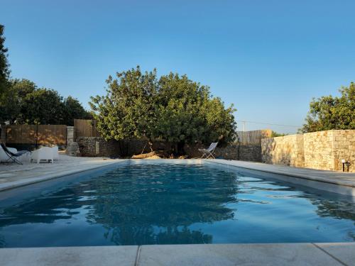 ein Pool in einem Haus mit blauem Wasser in der Unterkunft Villa Maros in Scicli