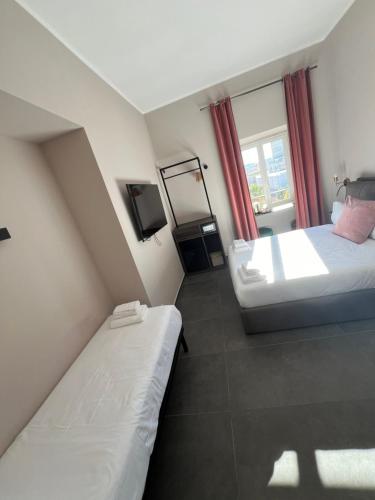 ein Hotelzimmer mit 2 Betten und einem TV in der Unterkunft R.C. Vatican View in Rom