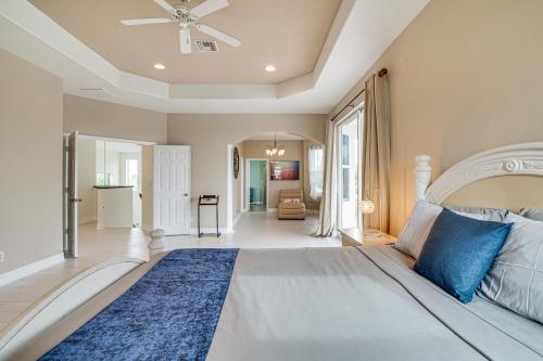 Postel nebo postele na pokoji v ubytování Hot Tub and Fire Pit Spacious Cape Coral Oasis!