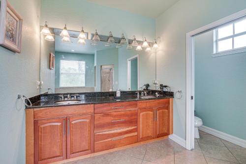 Fotografie z fotogalerie ubytování Hot Tub and Fire Pit Spacious Cape Coral Oasis! v destinaci Cape Coral