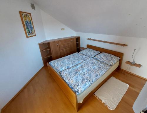 Un pat sau paturi într-o cameră la Apartman Daniela
