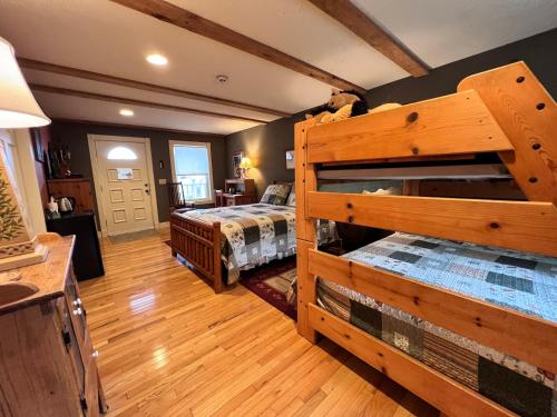 Двухъярусная кровать или двухъярусные кровати в номере Mountain Quest Inn